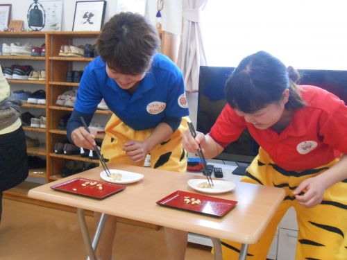 豆掴み対決!鬼だけど(笑)