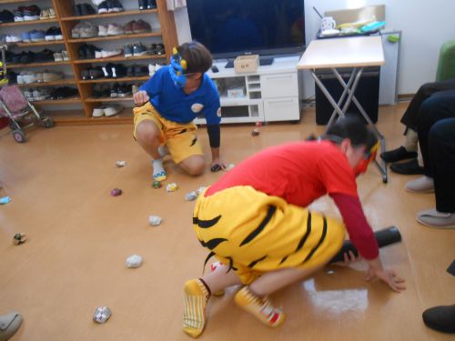 お手玉攻撃で利用者さんが鬼退治!(笑)